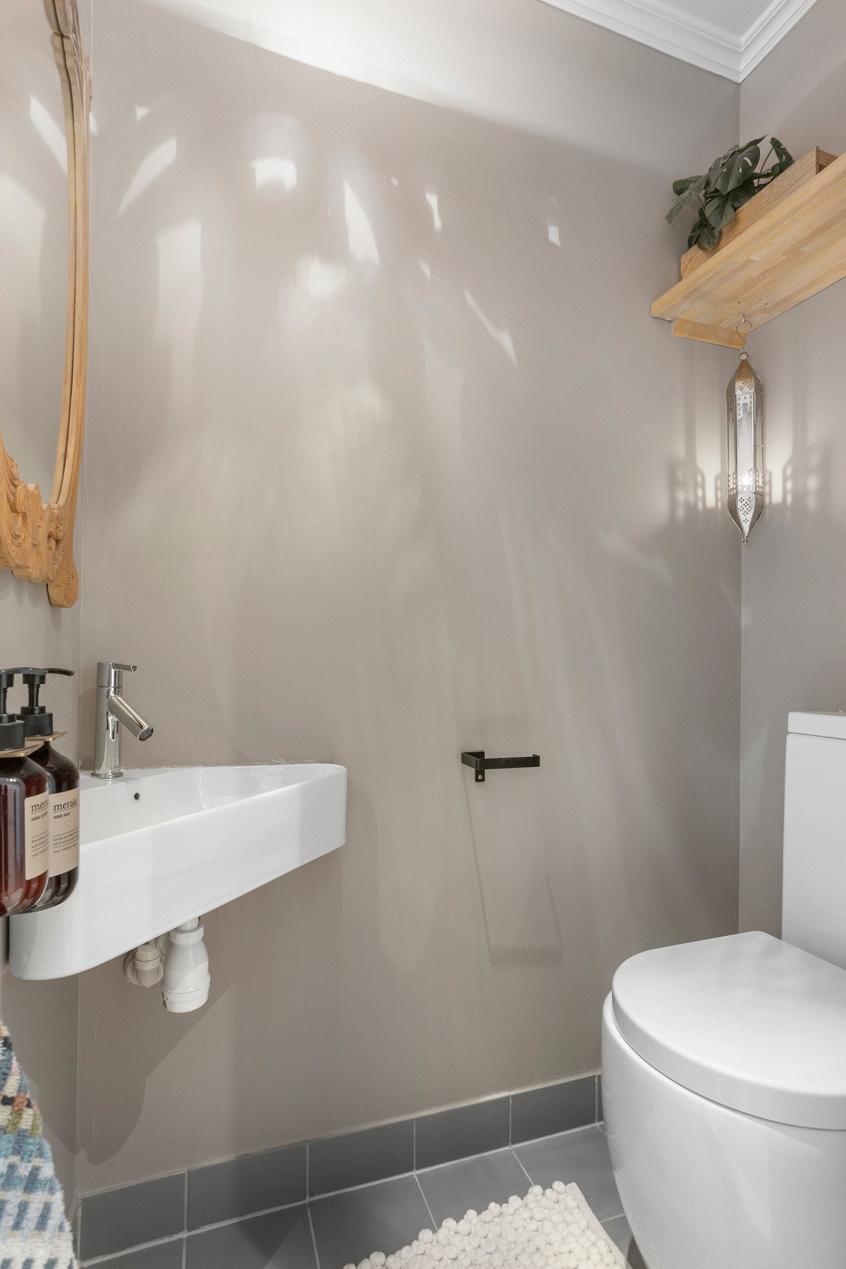 I tilknytning til entreen finner du et praktisk og flott wc-rom med servant. Galleribilde