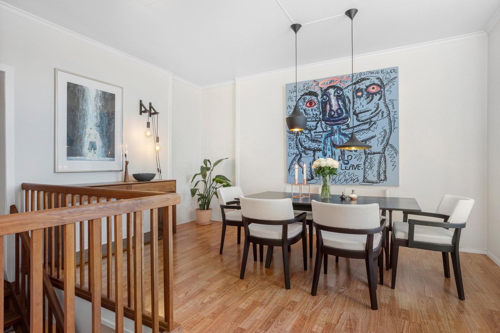Den innerste stuen på 16 kvm brukes som spisestue. Leiligheten har en fleksibel planløsning slik den fremstår i dag. Her kan man endret litt etter behov. Galleribilde
