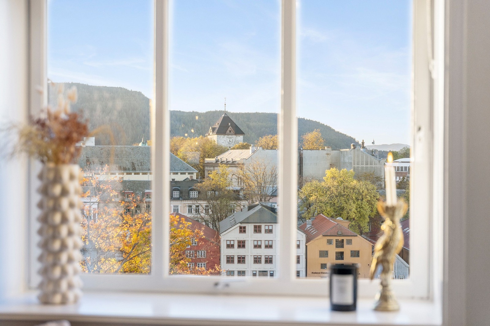 Utsikt fra spisestuen mot Vår Frues kirke. Galleribilde