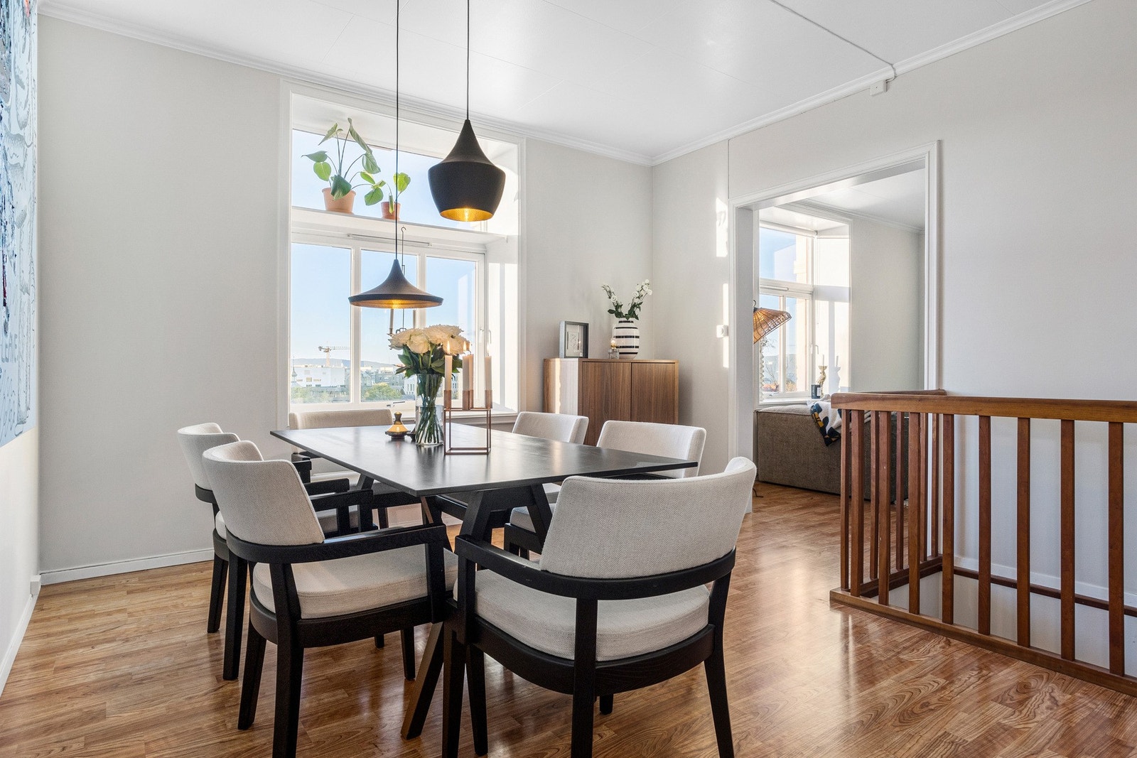 Det er sjeldent eiendommer på pynten kommer for salg, så dette er muligheten for den som ønsker å bo sentralt, men tilbaketrukket. Galleribilde