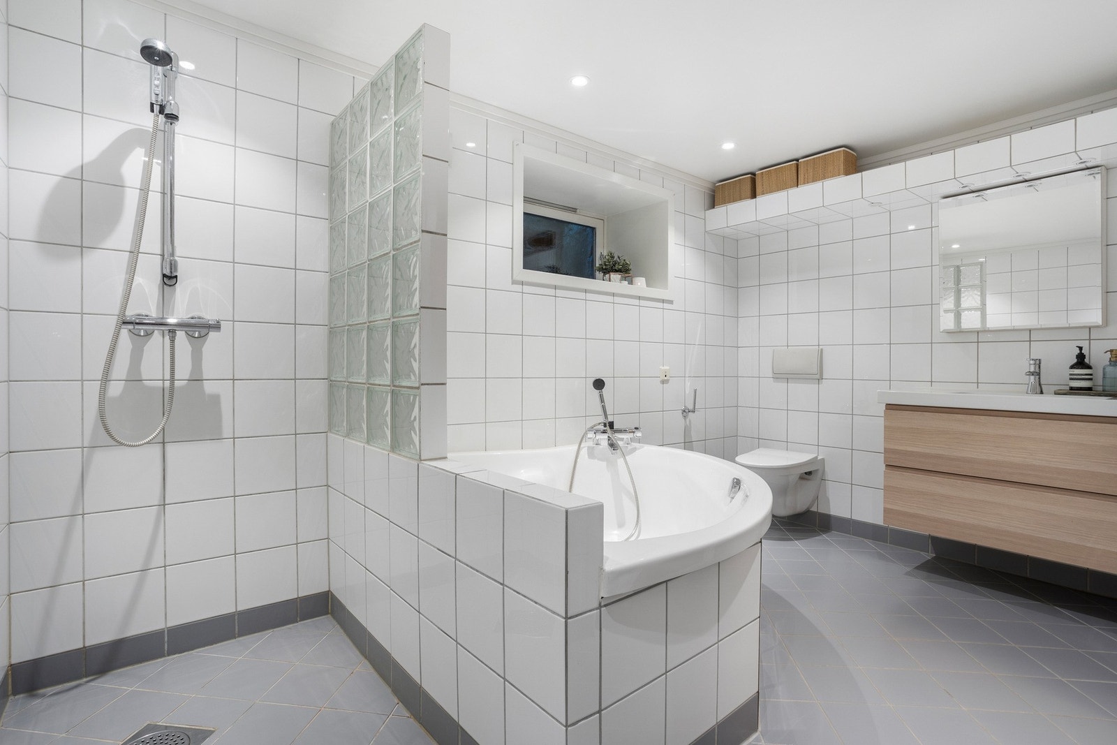 Badet er videre utstyrt med downlights i tak og varme i gulv. Galleribilde