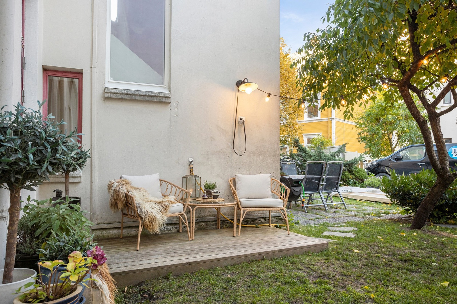 Nydelig terrasse i felles bakgård på sørsiden av bygget. Galleribilde