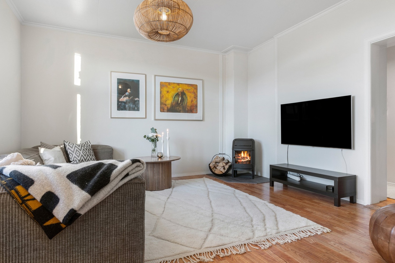 I tv-stuen finner vi en flott energisparende peis som benyttes i de kaldeste månedene Galleribilde