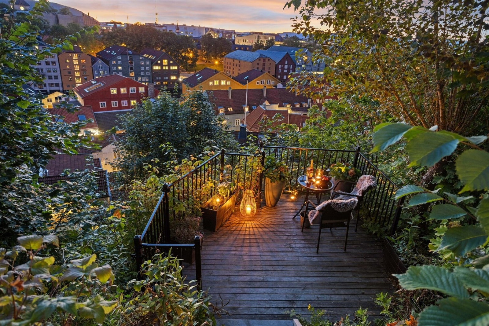 Flott uteplass for beboerne i Port Arthur 5 på framsiden av bygget. Her kan du nyte lang solgang ettermiddag og kveld sommerstid. Galleribilde