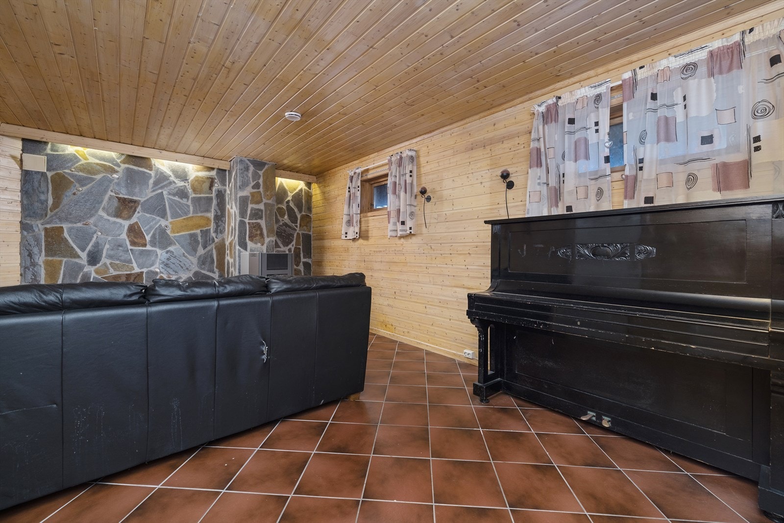 Det er fliser på gulv og panel på vegger og i tak. Galleribilde