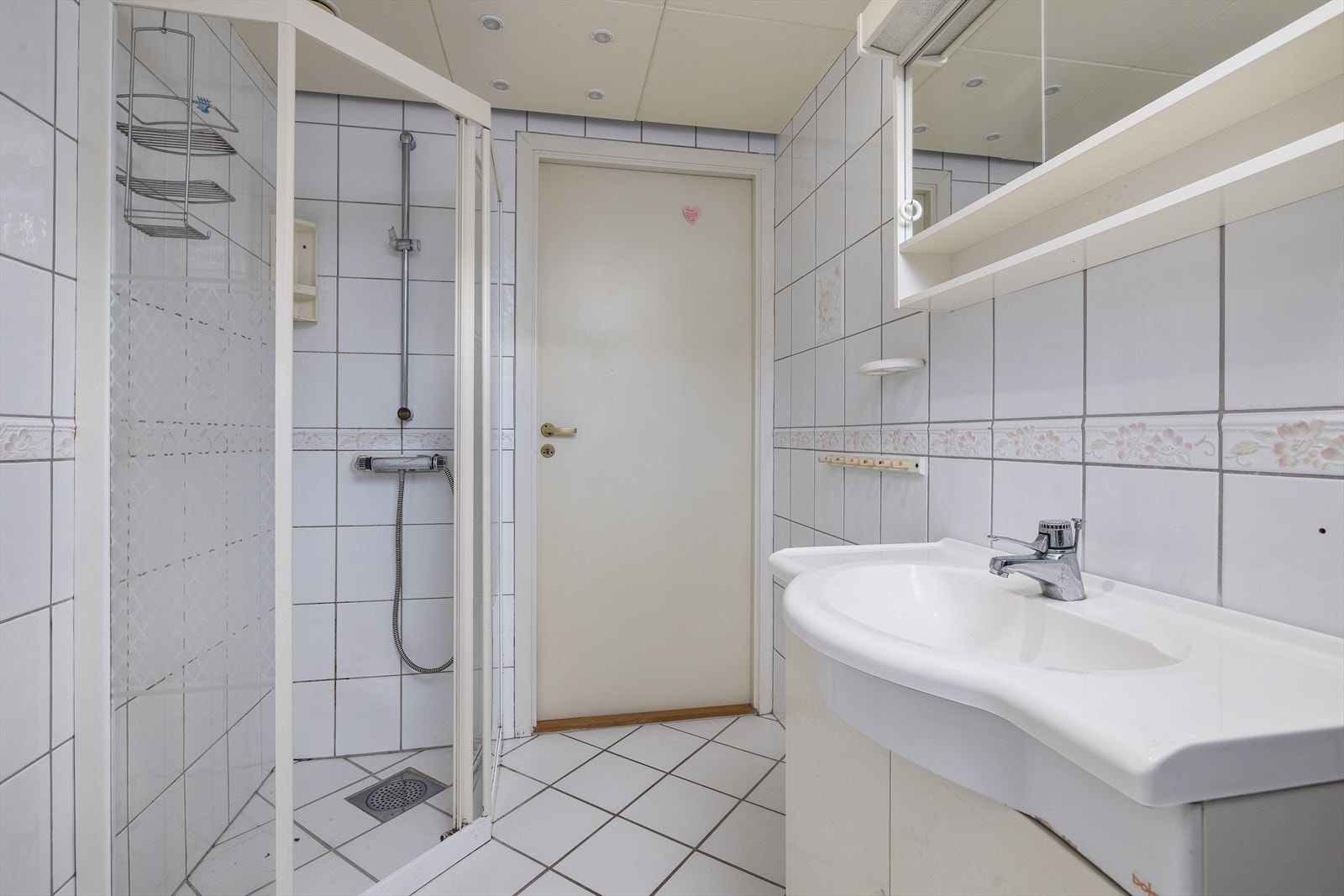 Det er fliser på gulv og vegger. Galleribilde