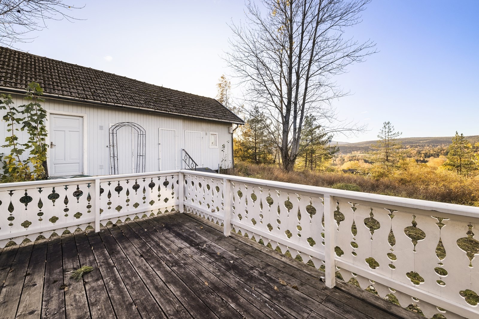 Uthus inneholder boder og vedskjul/lagerrom. Galleribilde