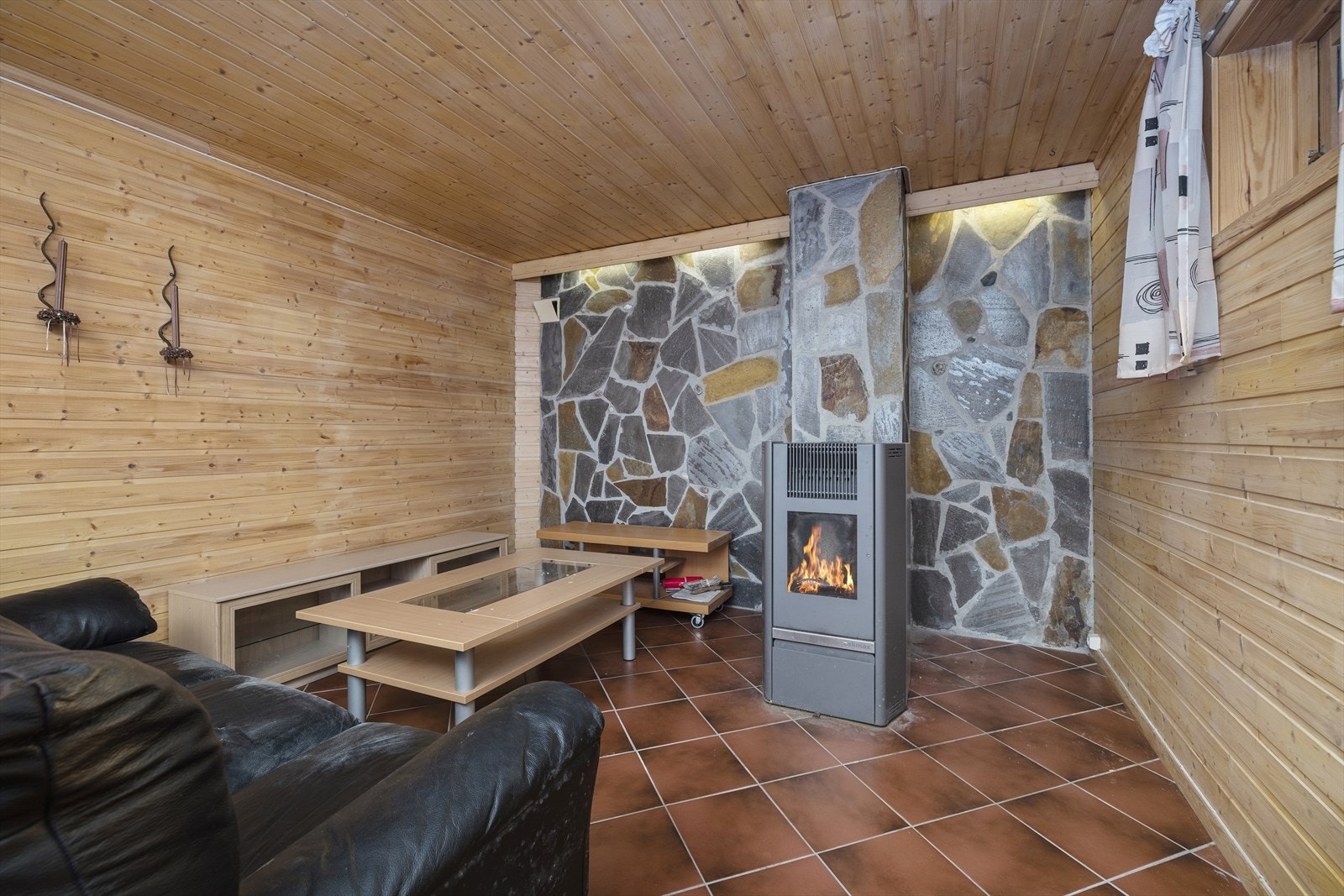 Kjellerstue har montert vedovn. Galleribilde