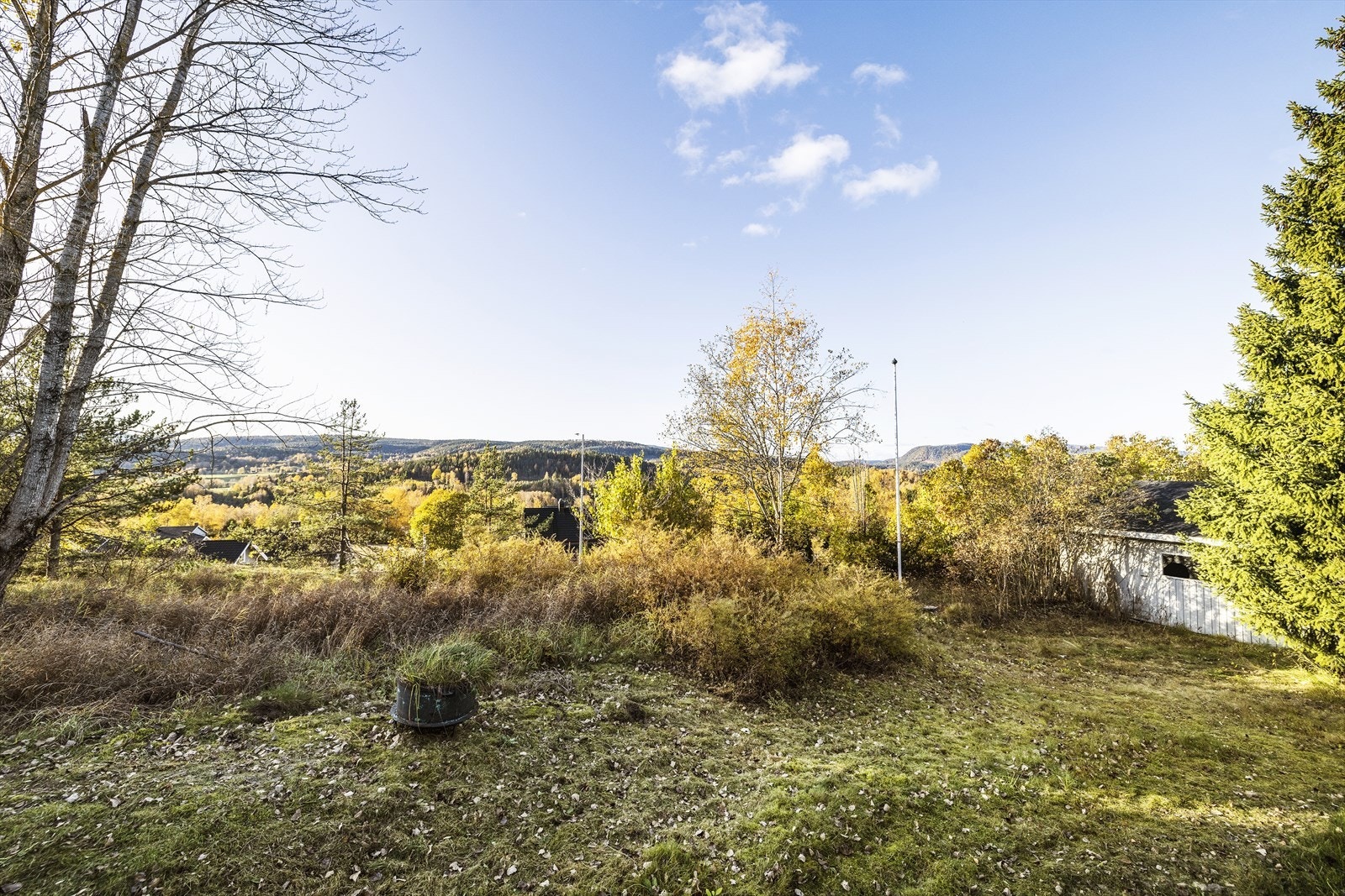 Eiendommen er opparbeidet med plen og beplantning. Asfalt i gårdsplass. Galleribilde