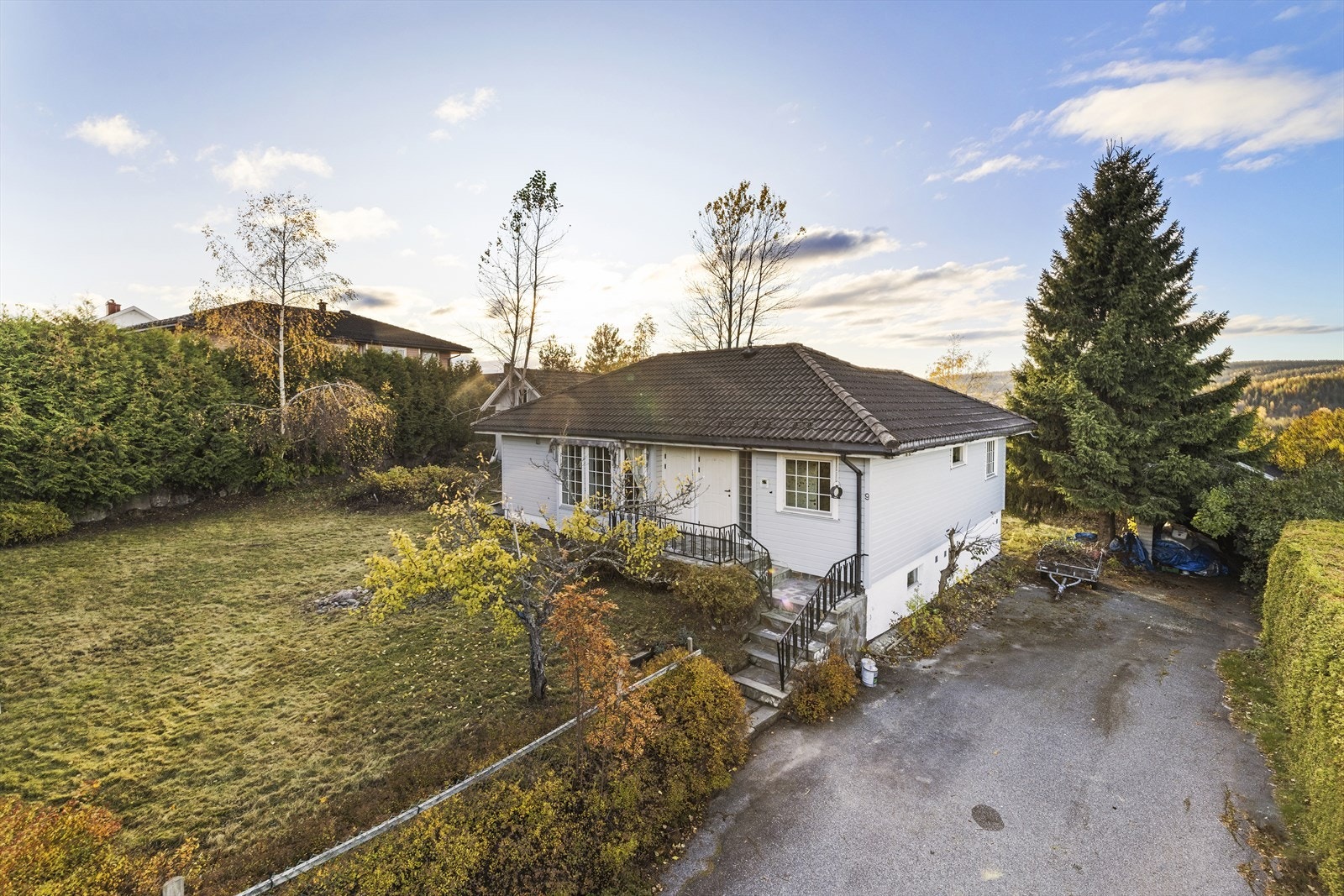 Eiendommen består av enebolig, garasje/carport og uthus. Galleribilde