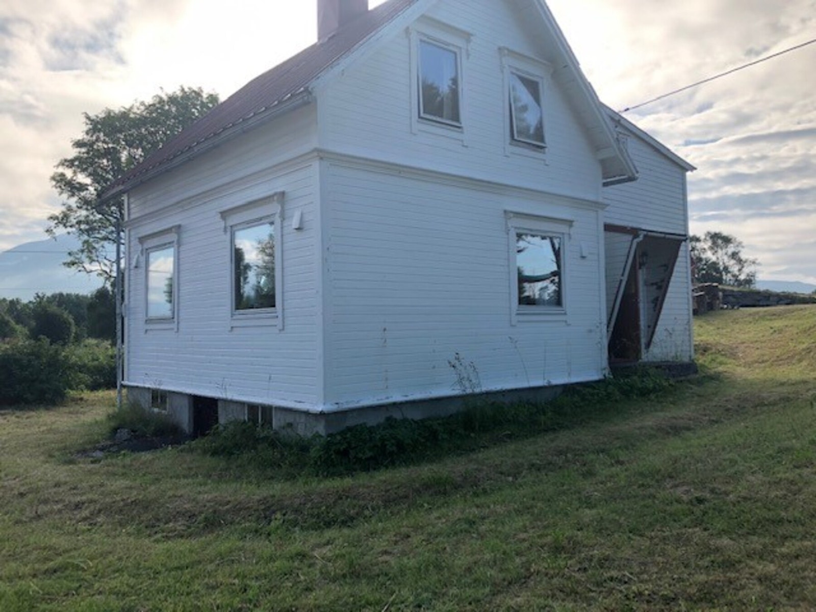 Eiendommen har renoveringsbehov. Galleribilde