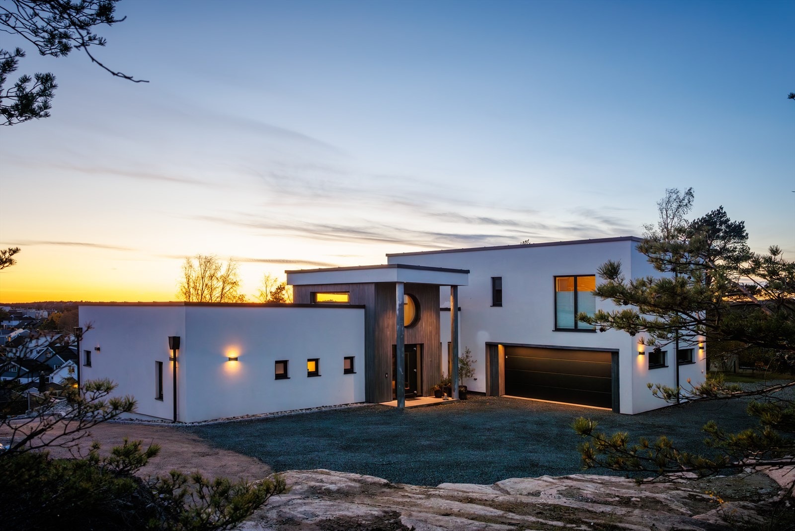 På en høyde på vestsiden av naturskjønne Kråkerøy, like ved Langøyåsen ligger Jegerveien 8. Galleribilde