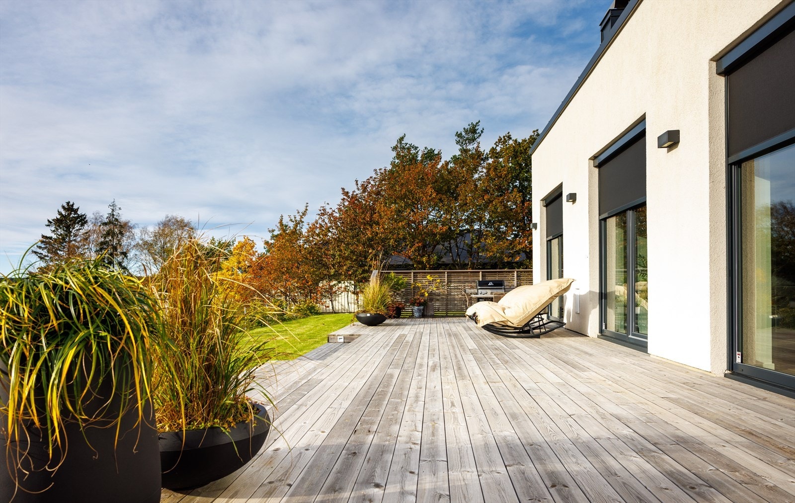 Terrassen i første brer seg rundt husets syd- og vestvegg. Den har forskjellige høydeplatåer og måler totalt 144 m2. Galleribilde