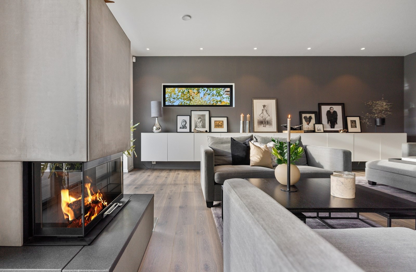 Både i entré og stue finner vi et rikt antall downlights i taket. Galleribilde