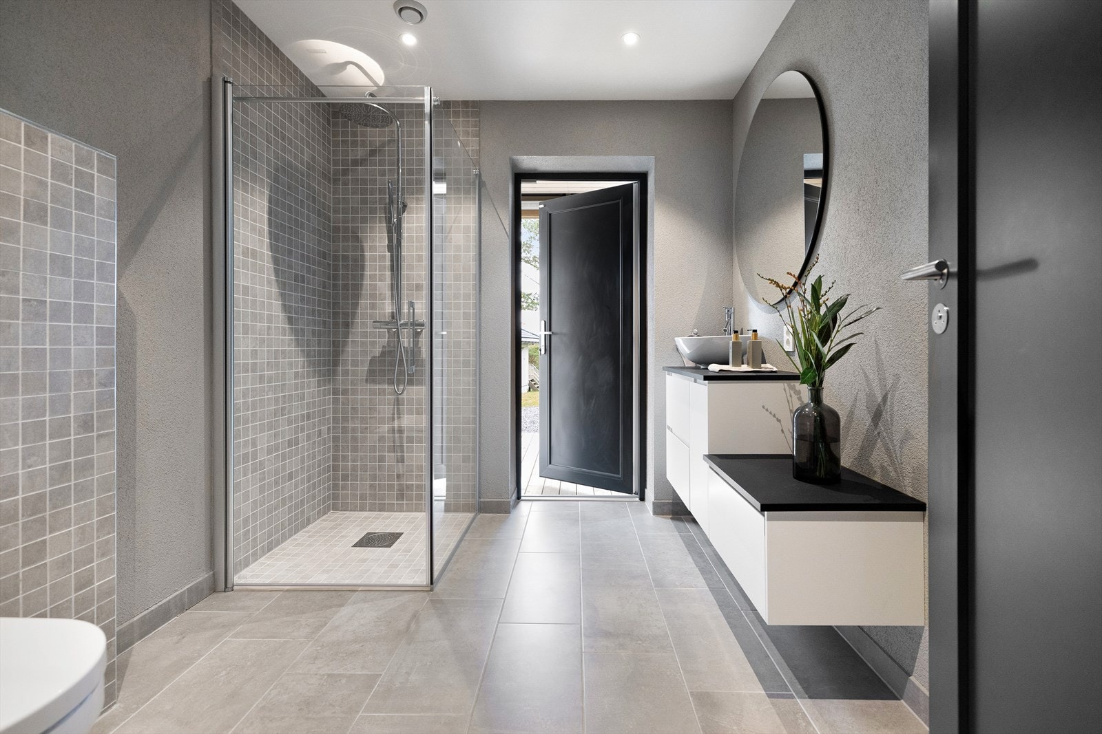 Det andre badet er også lekkert flislagt, utsyrt med dushjørne, toalett og innredning med servant. Galleribilde