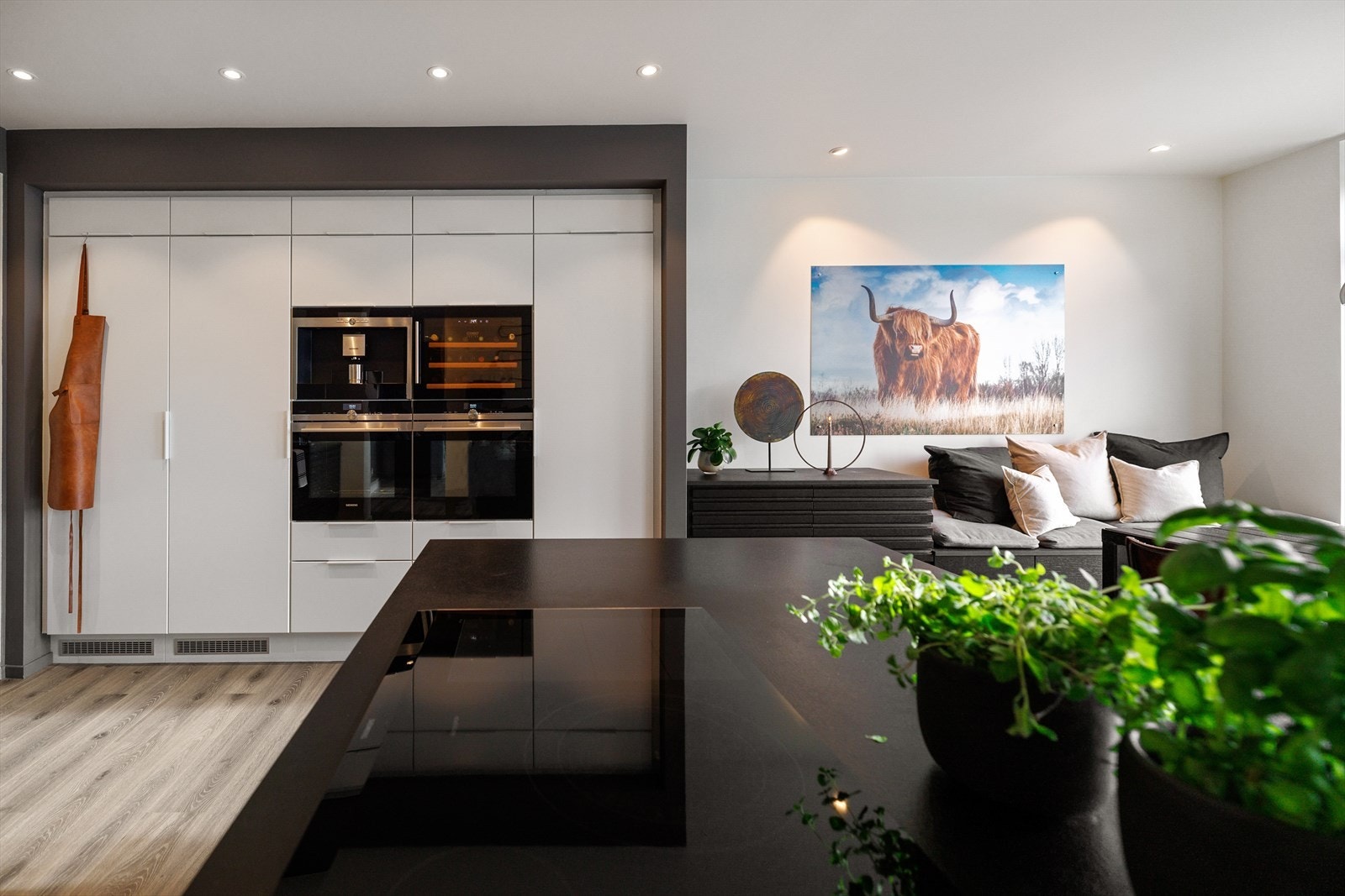 Innredningen fra Aubo har mørke eikefronter under benkene, og hvite, glatte fronter langs veggene. Galleribilde