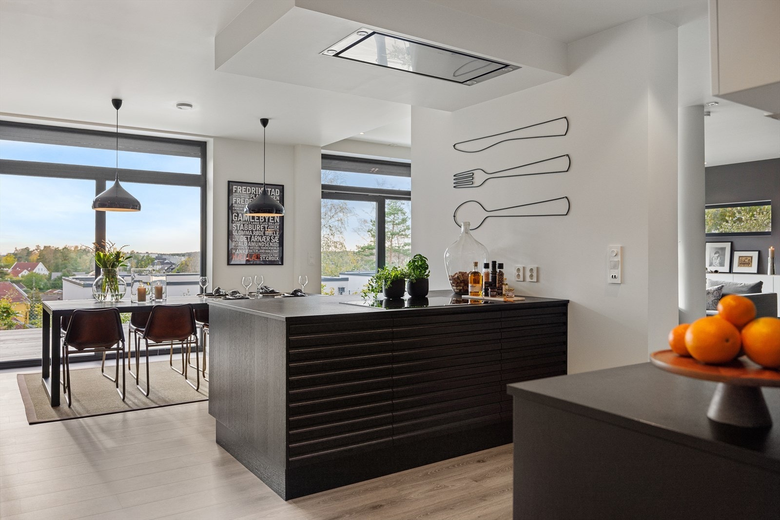 Spiseplassen er romslig og utsikten er fin. Galleribilde