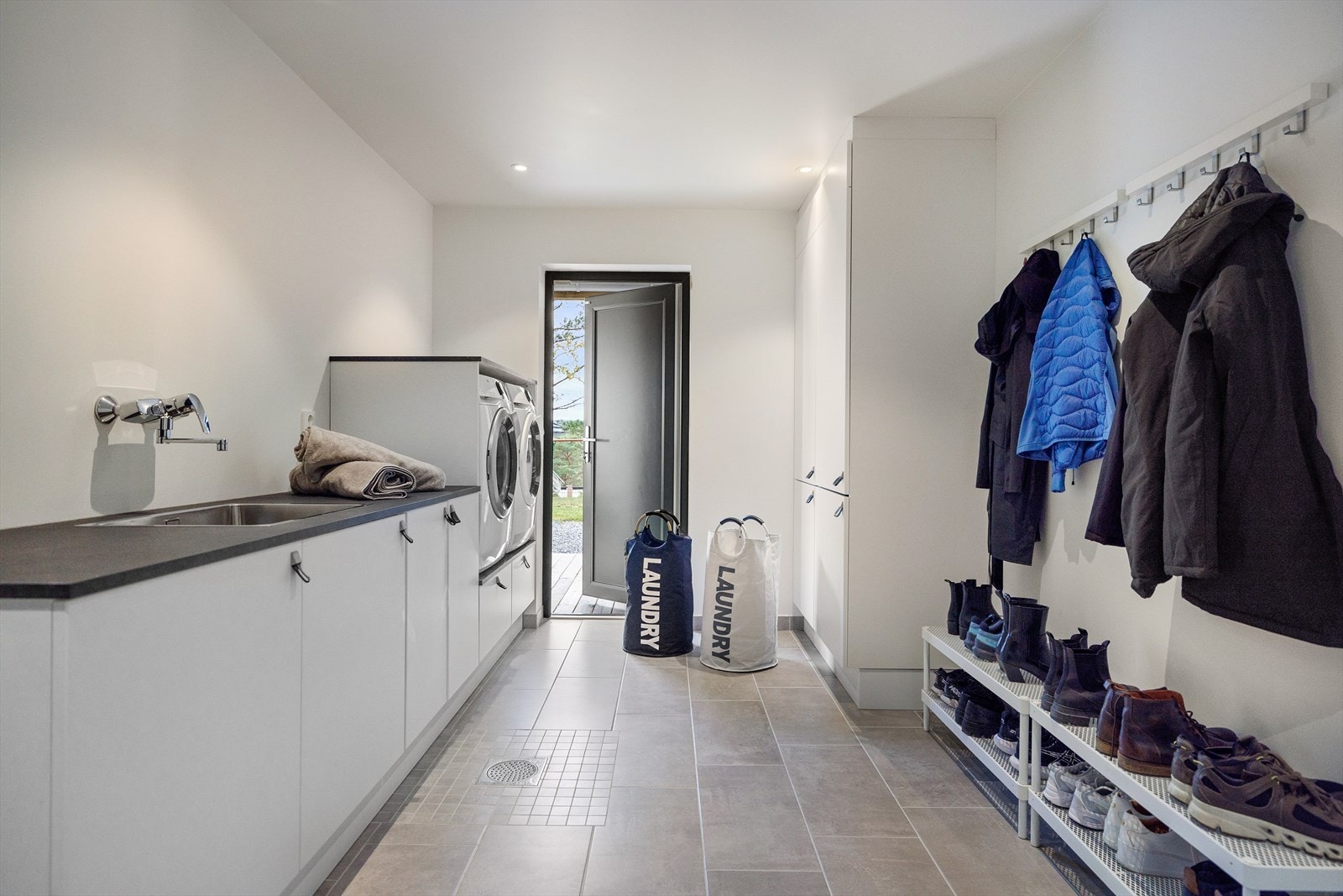 Vaskerommet har praktisk innredning på begge sider, og egen inngang. Galleribilde