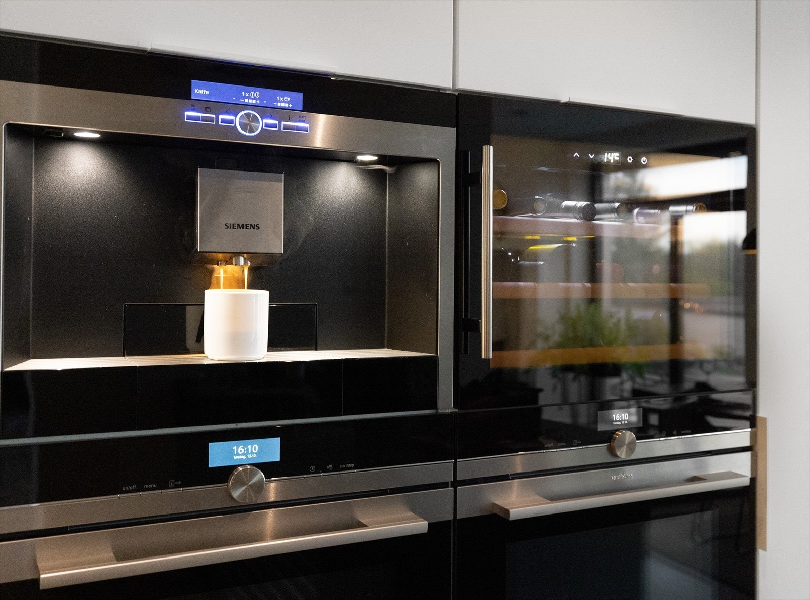 Kjøkkenet er integrert og velutstyrt, med blant annet kaffemaskin og vinskap i tillegg til alt det vanlige. Galleribilde