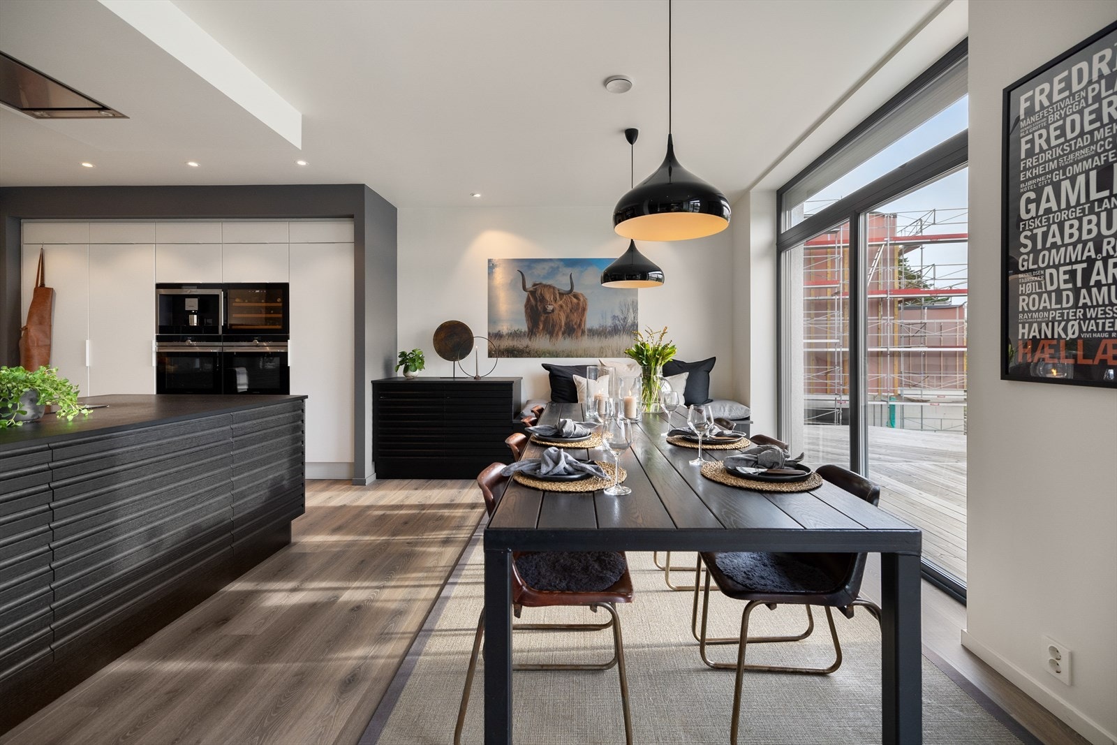 Kjøkken og spisestue henger sammen og utgjør en lekker enhet. Galleribilde