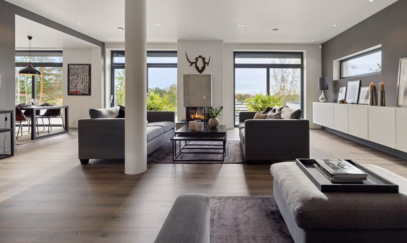 Det veksles mellom lyse og mørke kontraster, med sorte vinduskarmer og sorte dører. Galleribilde