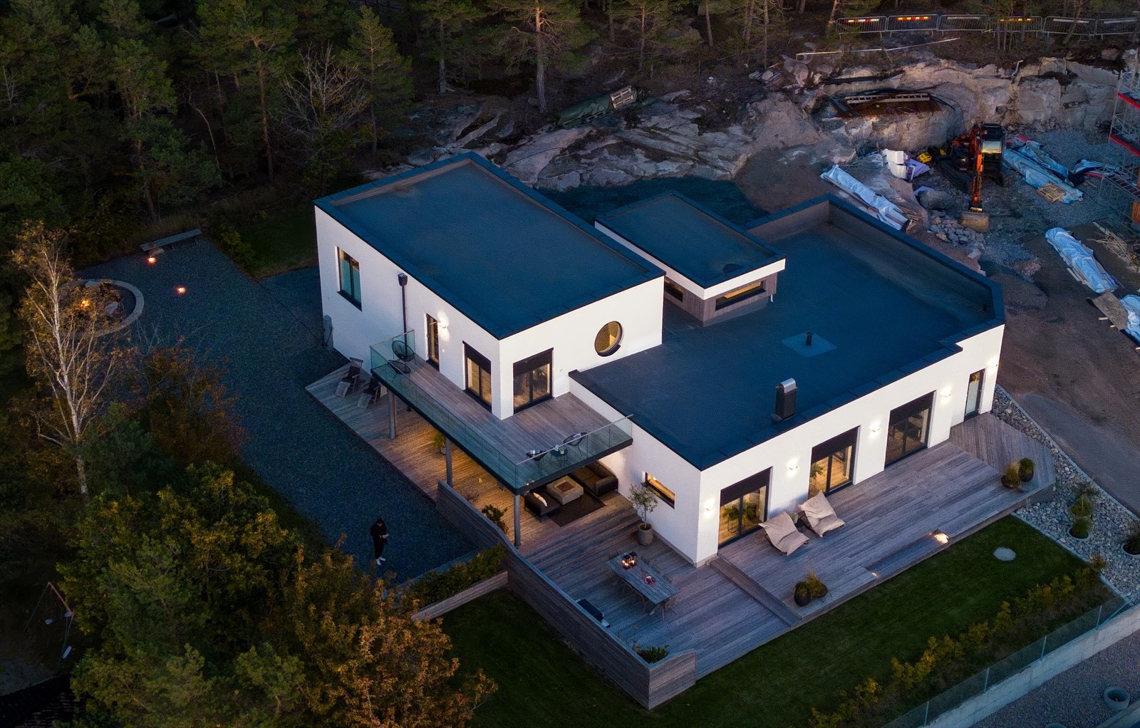 Hagen er pen, ryddig og grenser til skogen. Galleribilde