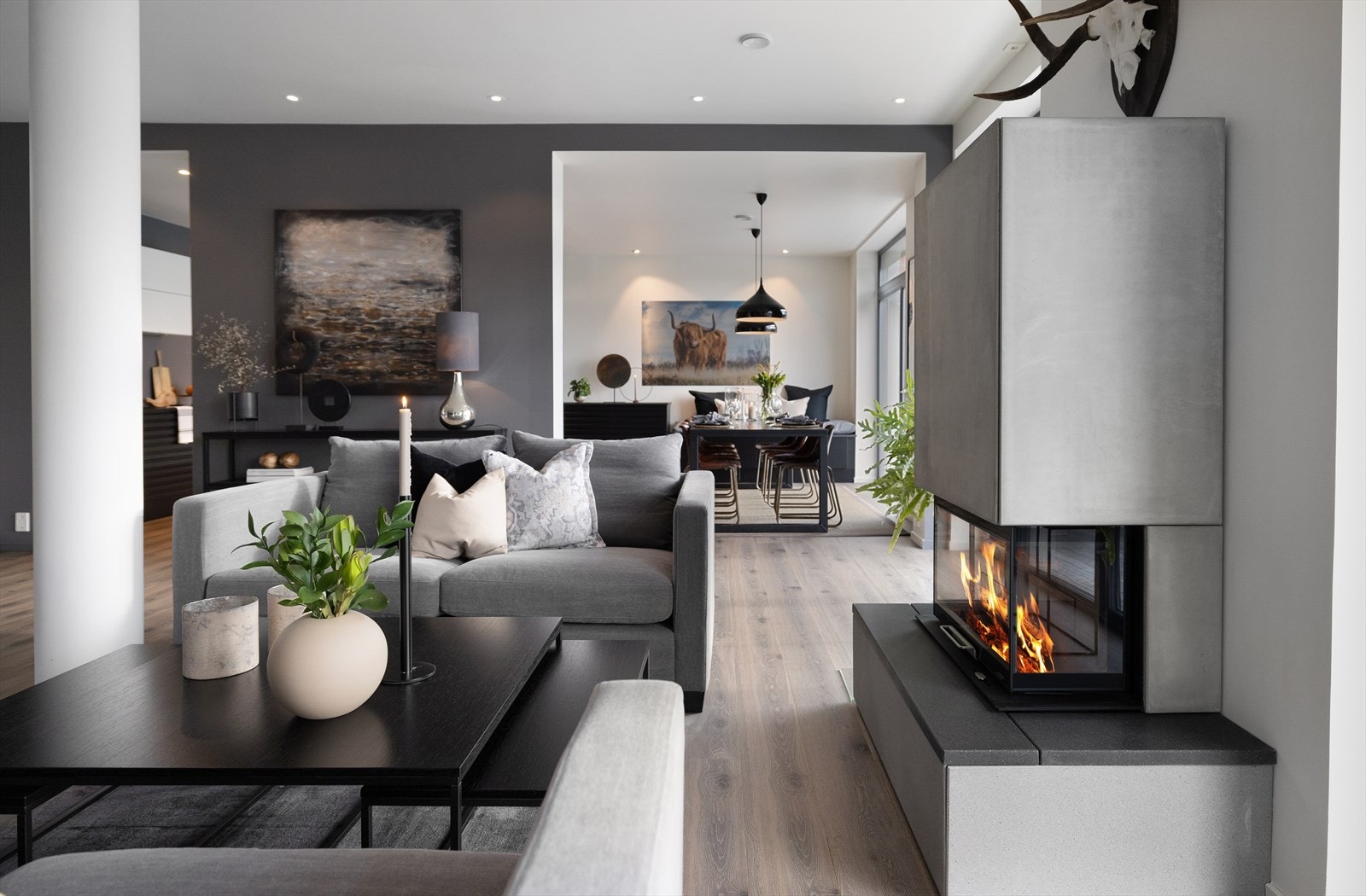 Gulvene her er svært pene og slitesterke, spesielt gode å gå på takket være vannbåren varme i hele første etasje - hentet fra berggrunnen. Galleribilde