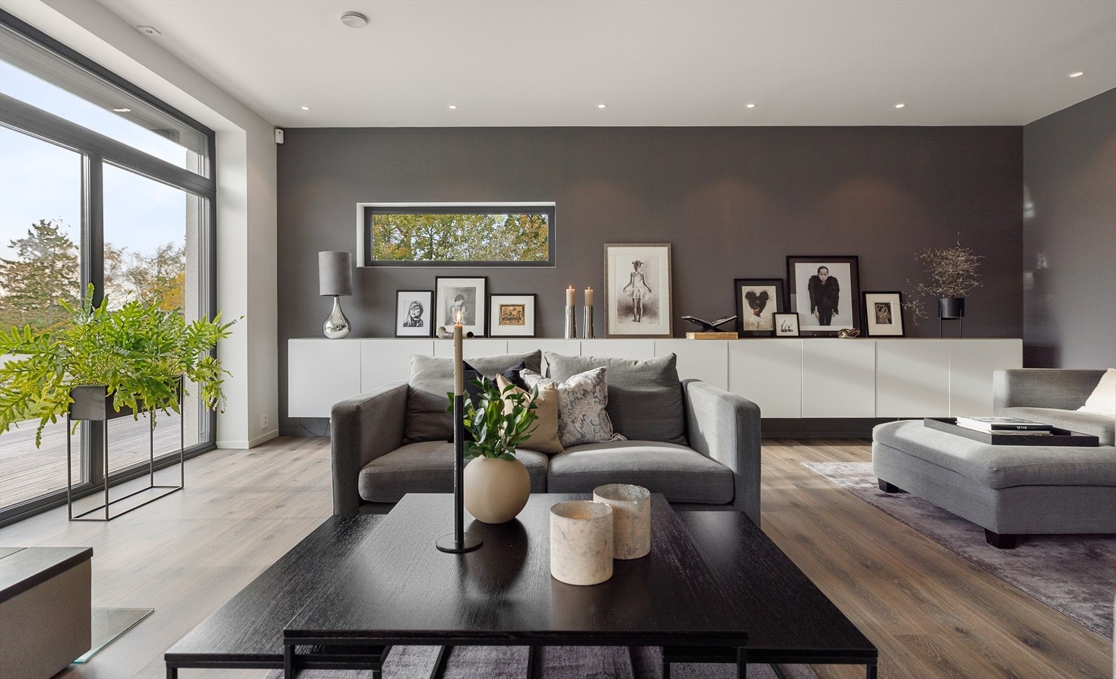 Rommene tegnes i stramme vinkler og rene, malte flater. Galleribilde