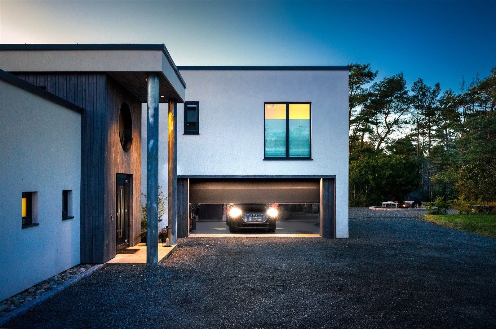 Garasjen er elegant integrert i boligen. Galleribilde