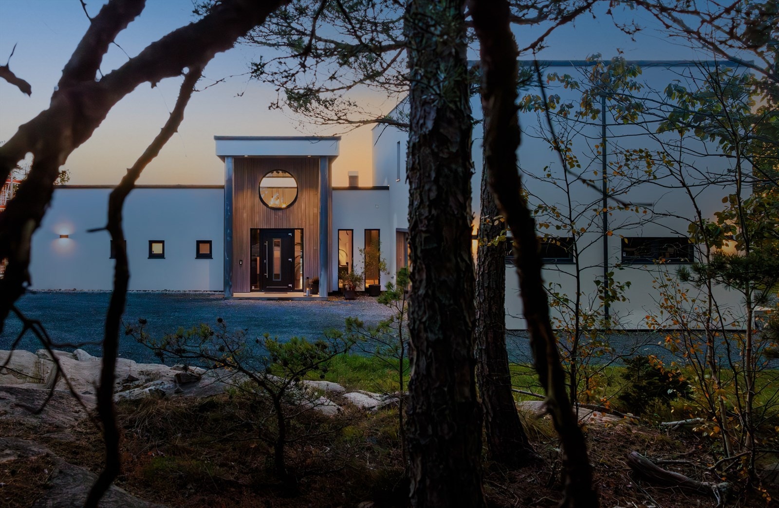 Legg merke til det stilige inngangspartiet. Her ser vi boligens ene av to sirkel-vinduer. Galleribilde