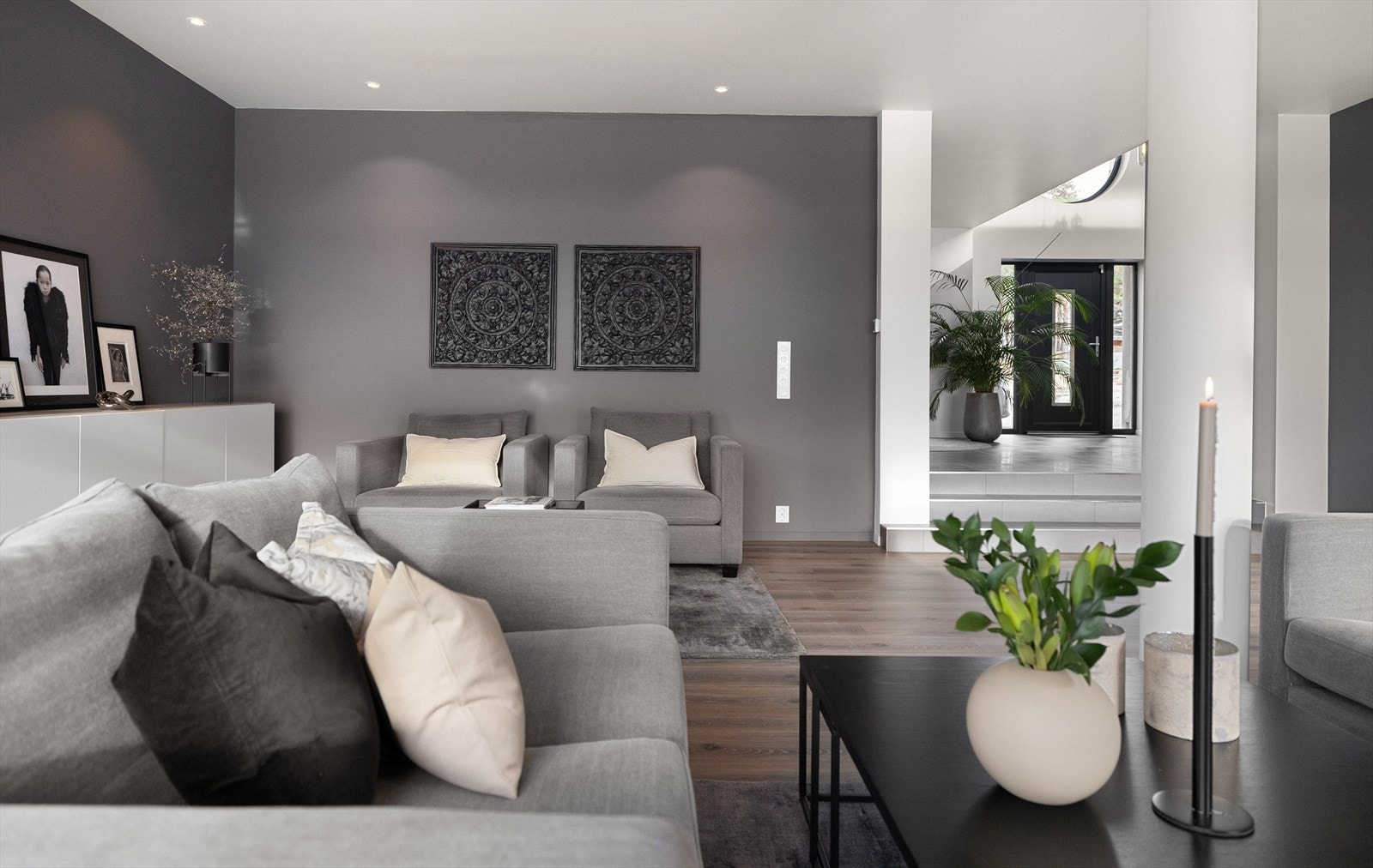 Fra hallen går du noen trinn ned til stuen. Galleribilde