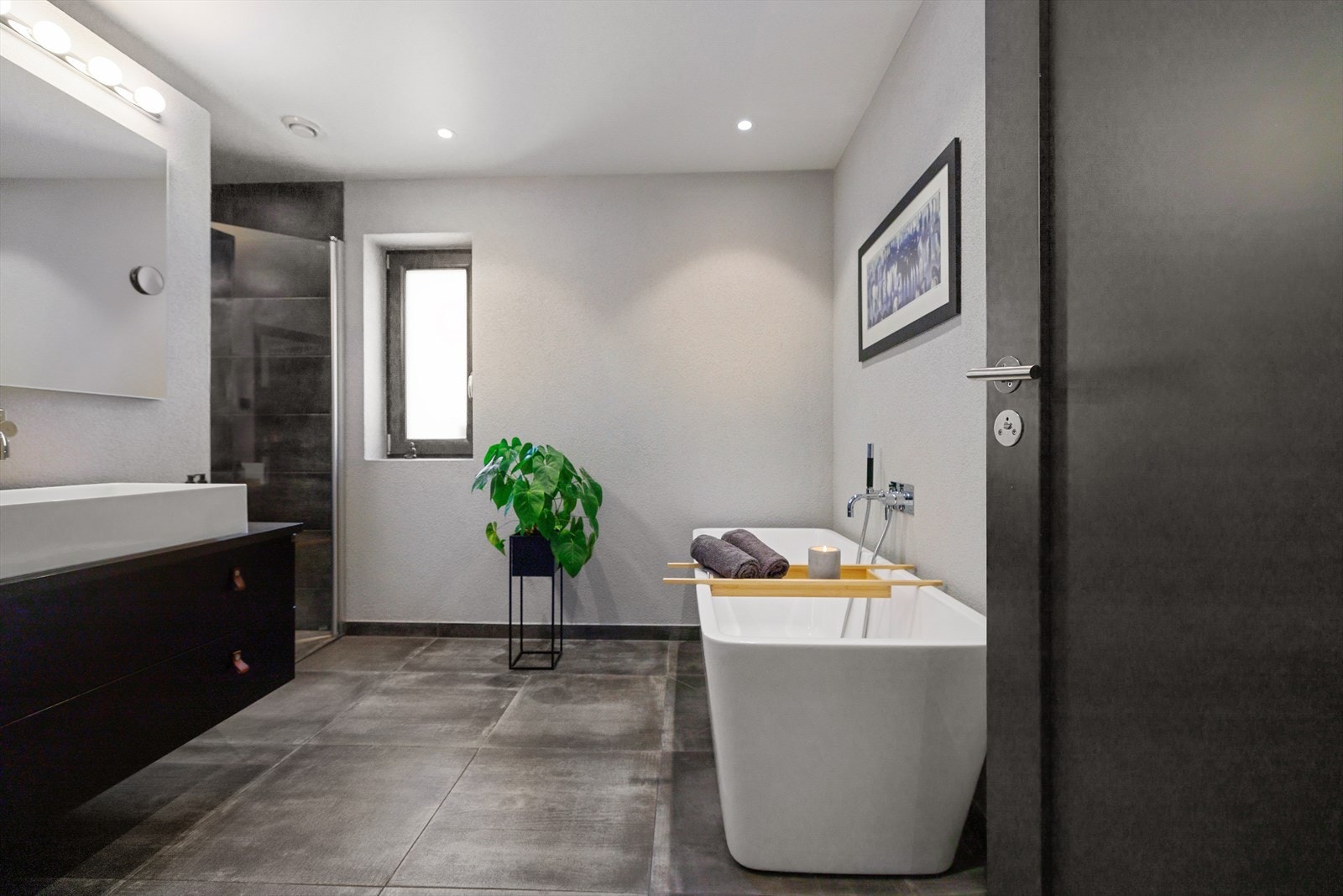 Badet er lekkert utformet, med både dusjnisje og badekar. Galleribilde