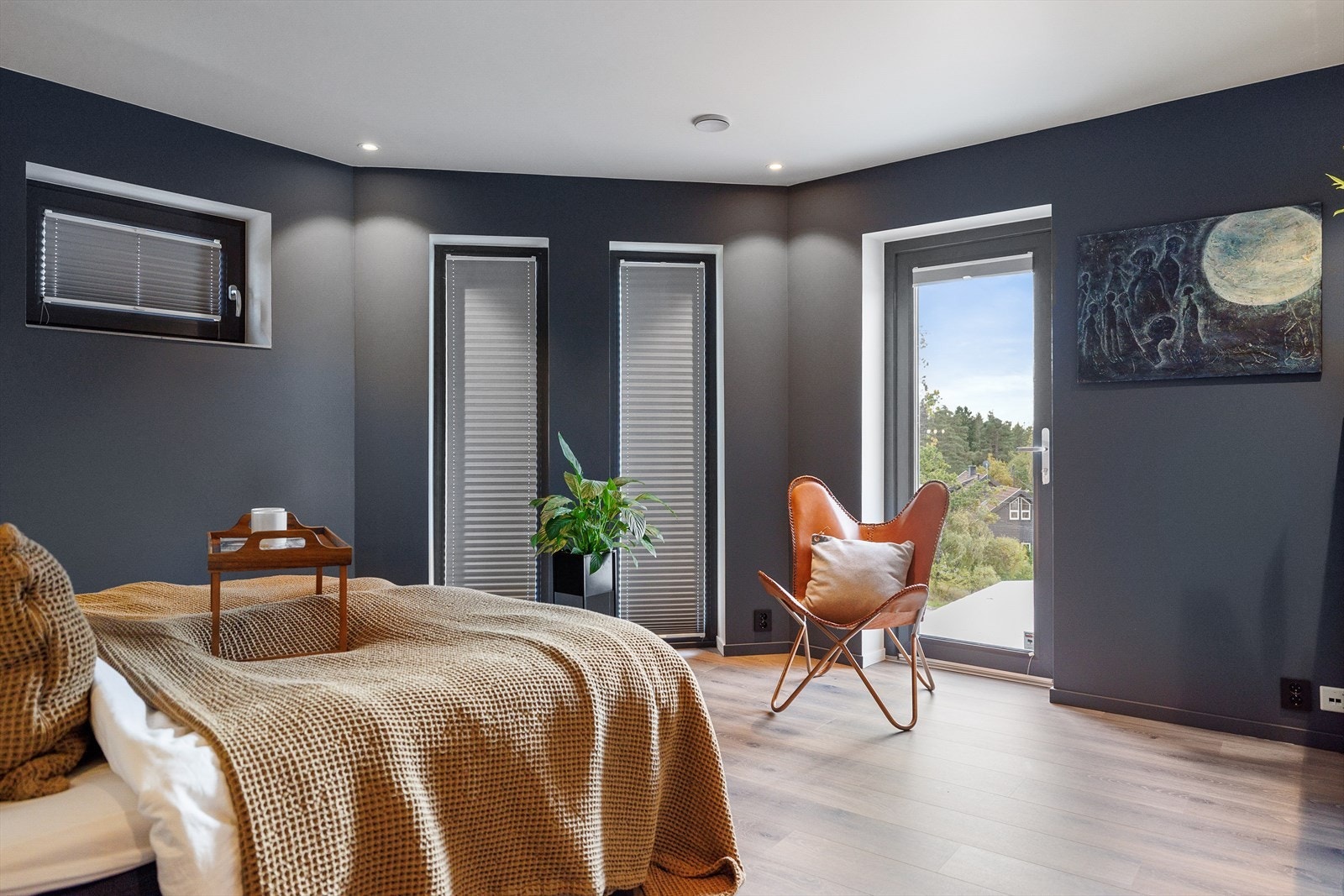 Det gjeveste soverommet er femkantet, har tre høye vinduer, utgang til terrassen og en egen walk in-garderobe. Galleribilde