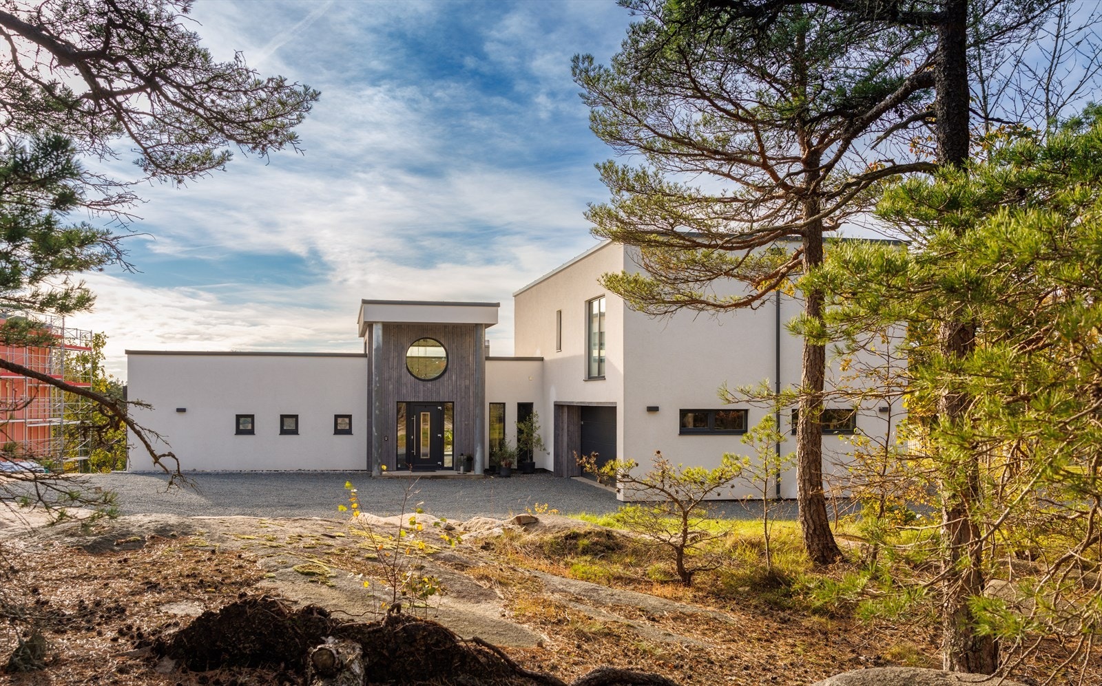 Bak huset brer seg en stor singlet gårdsplass. Denne flyter videre rundt huset, stramt avgrenset mot skogbrynet. Galleribilde