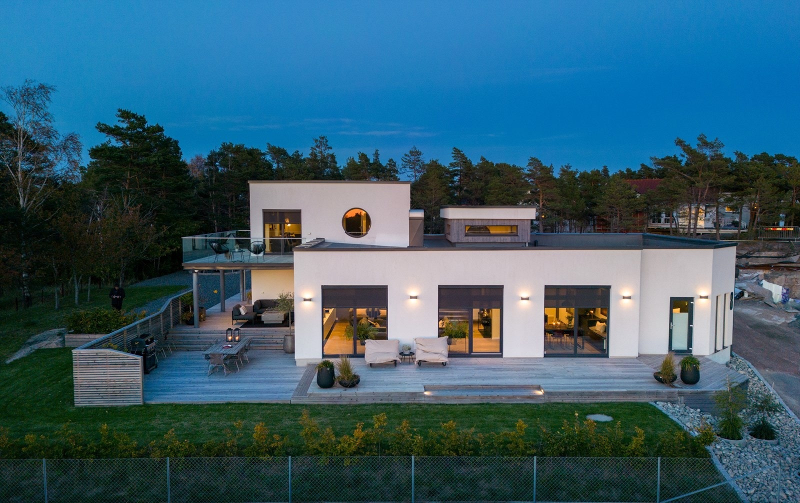 Boligen fra 1963 ble i 2017 fullstendig forvandlet til en moderne designerbolig med hvitpusset mur, flatt tak i forskjellige høyder og store vinduer. Galleribilde