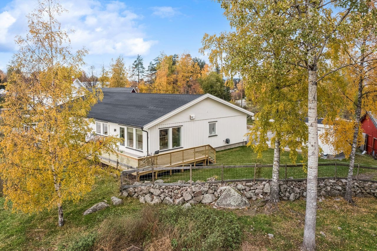 Nyere, stor og luftig halvpart av 2-mannsbolig over ett plan. Landlig og solrikt. Carport.