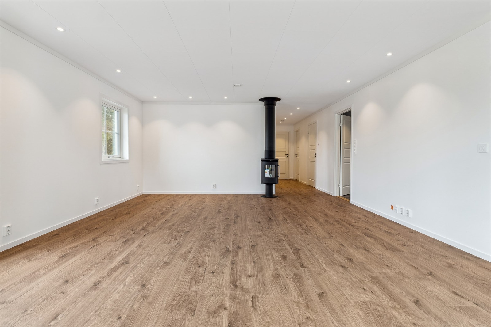 Stue med vedovn. Varmekabler i gulv. Galleribilde