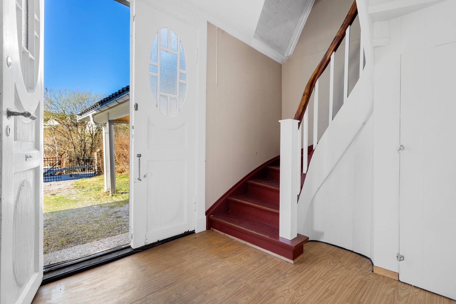 Entrè med trapp opp til boligens 2.etg. Galleribilde