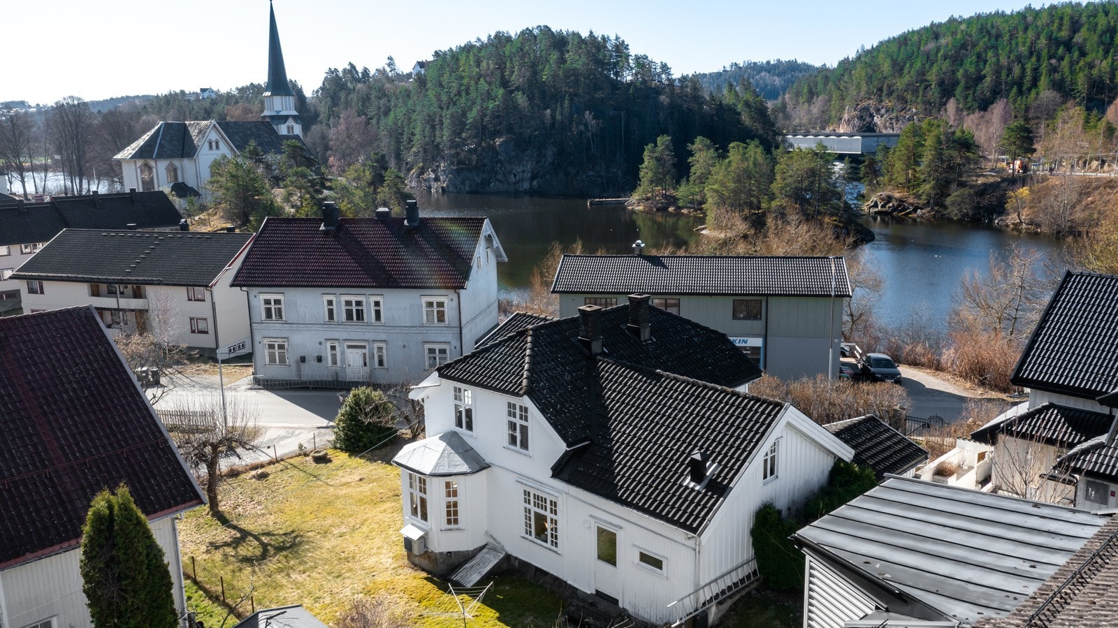 Dette er et barnevennlig og fint boligområde med flotte turområder like utenfor døra, samtidig som det er kun 5 km. til Skien by. Galleribilde