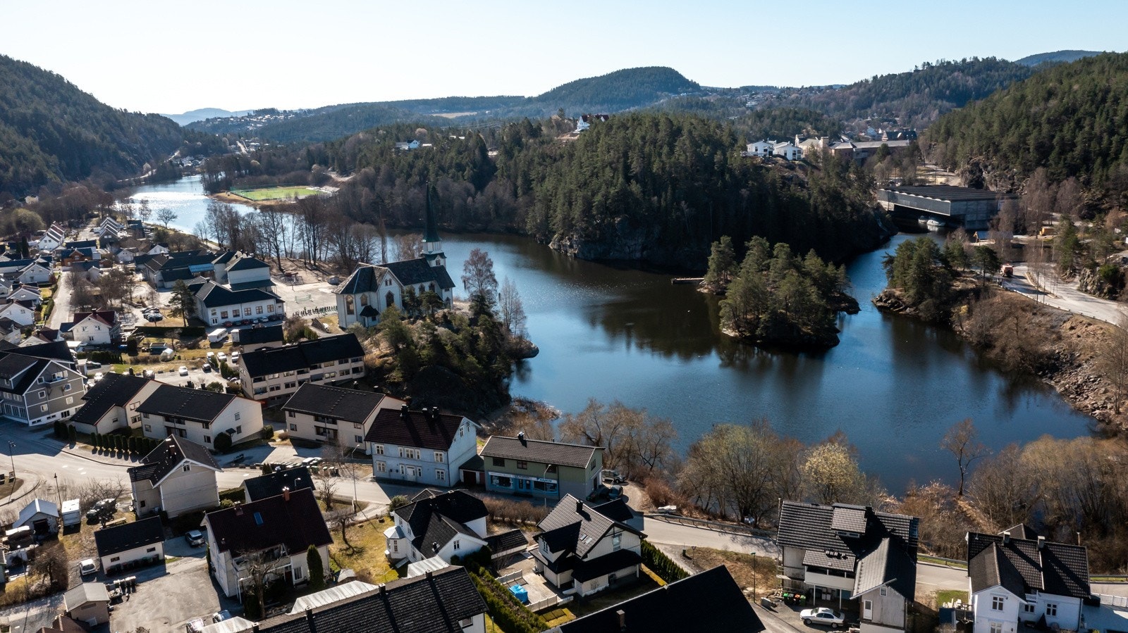 Eiendommen har en fin beliggenhet rett ved Telemarkskanalen Galleribilde