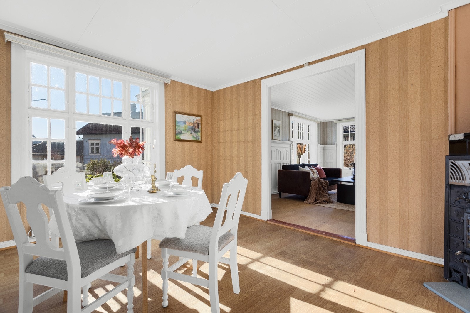 Separat spisestue beliggende mellom stue og kjøkken Galleribilde