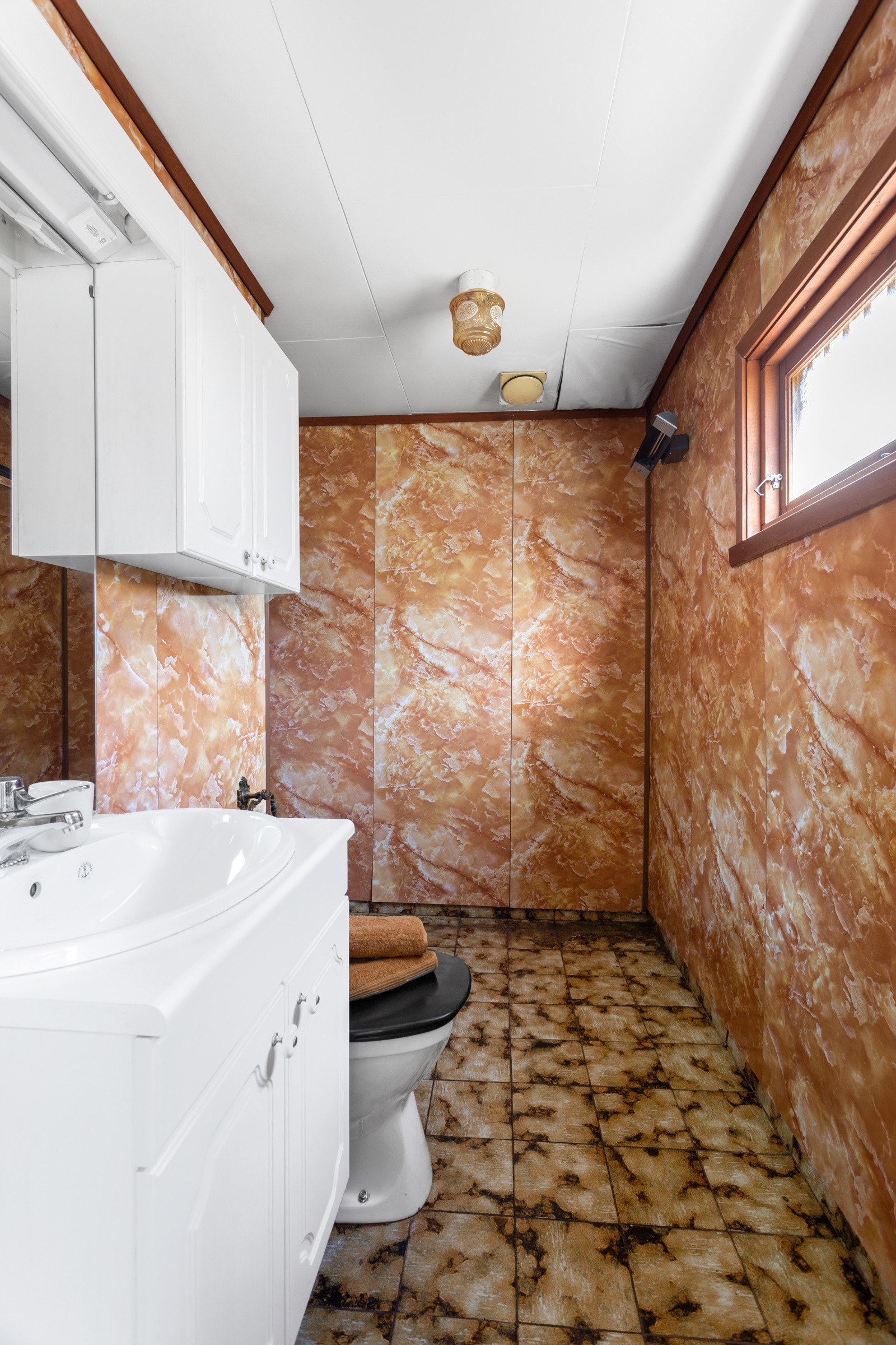 Badet ligger i fløybygning og er innredet med toalett, innredning med servant og dusjnisje. Galleribilde