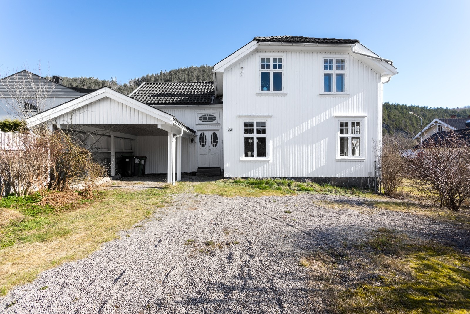 En eldre enebolig over 2 etasjer med carport. Galleribilde
