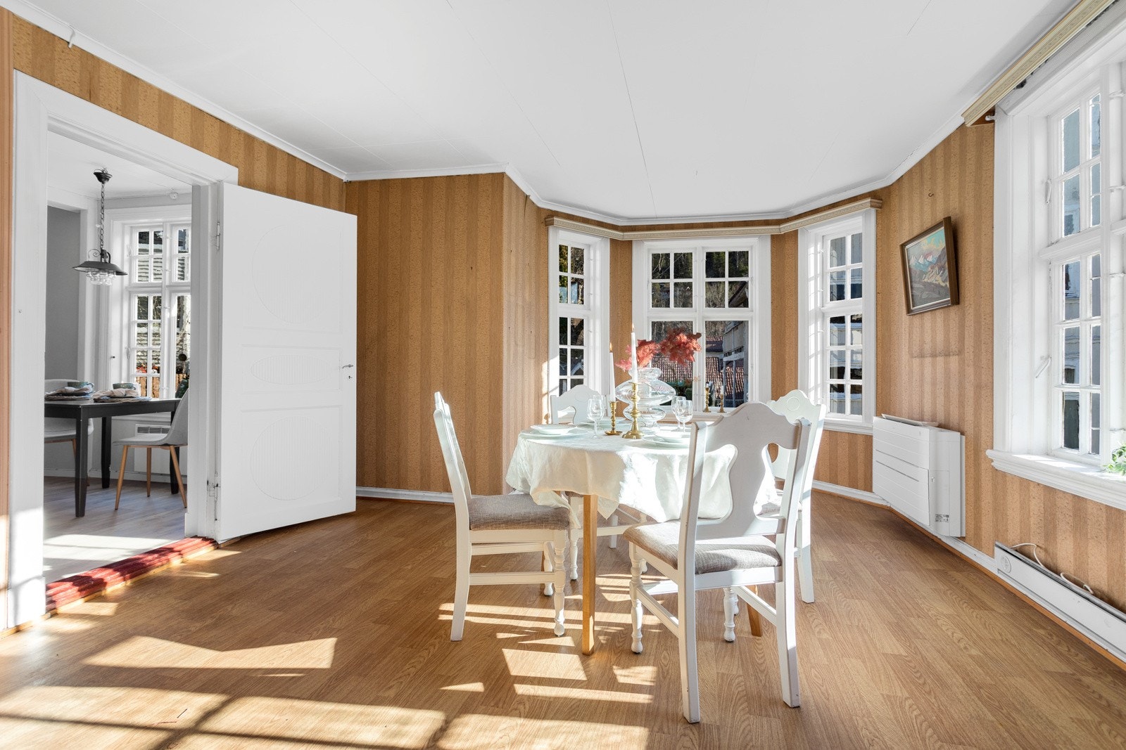 Separat spisestue beliggende mellom stue og kjøkken Galleribilde