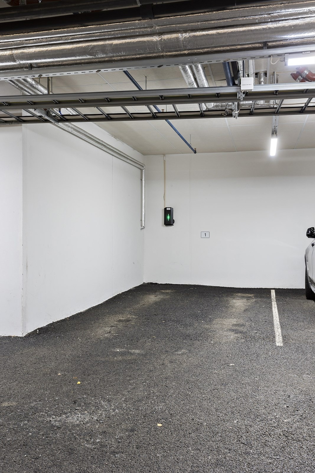 Garasje med el-bil lader. Galleribilde