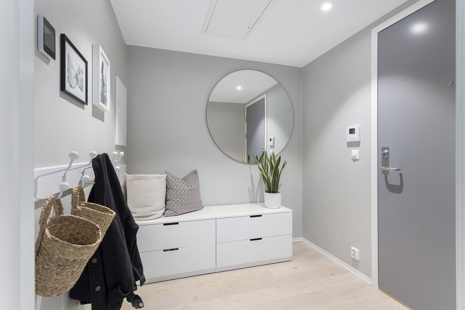 Entré har lyse delikate moderne farger. Galleribilde