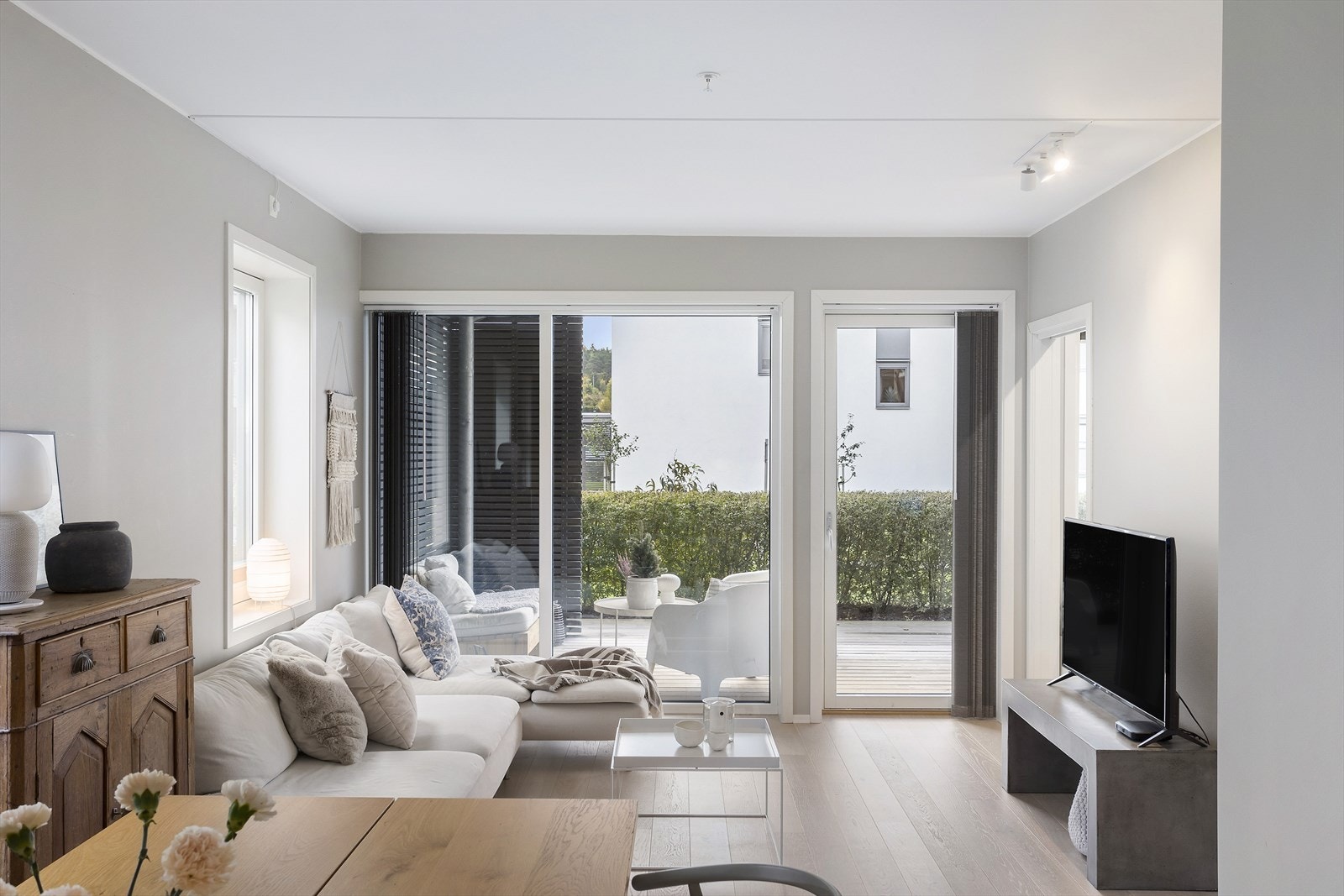 Store vindusflater sikrer godt med naturlig lys Galleribilde