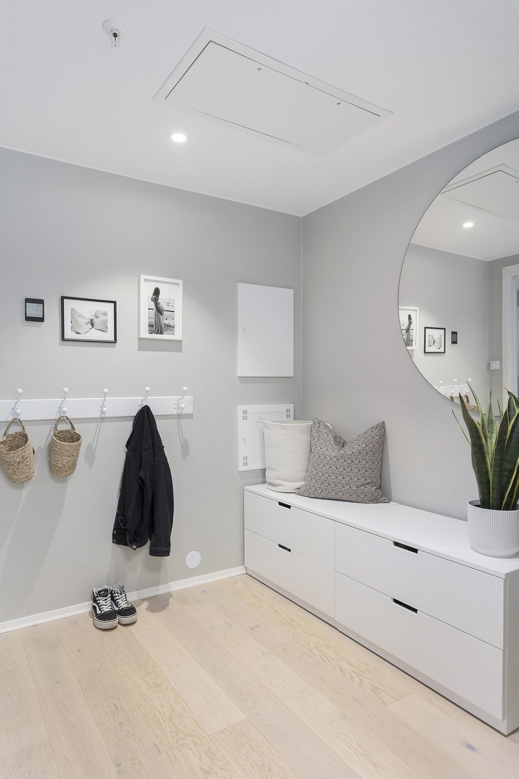 Entré har god plass til å henge fra seg, parkett på gulv og downlights i taket. Galleribilde