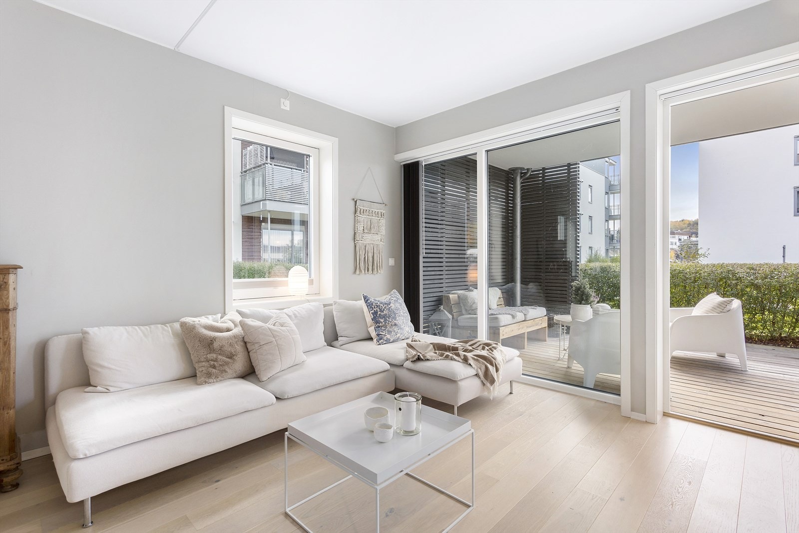 Det er god plass til sofa, stuebord og TV-benk Galleribilde