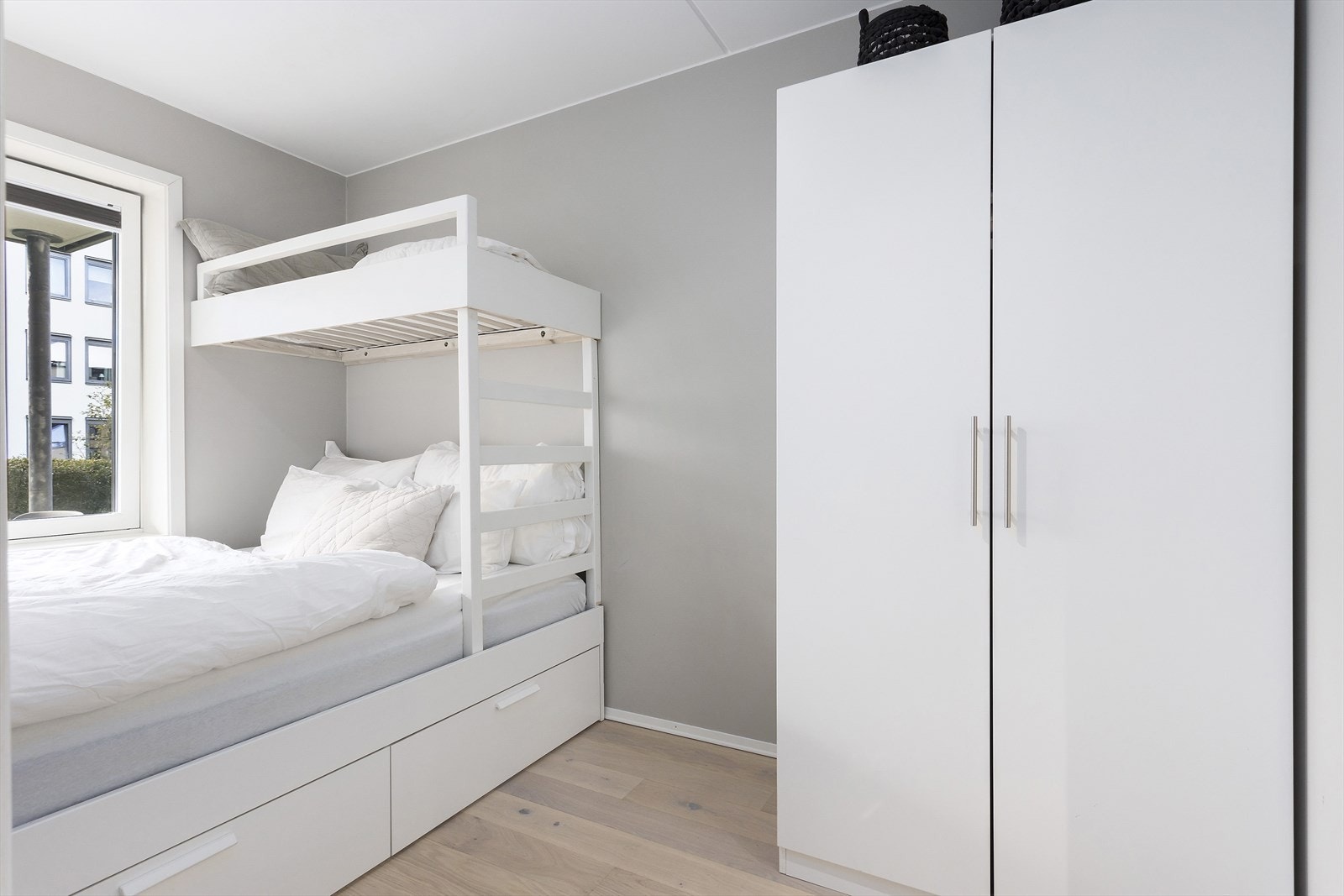Delikat soverom med garderobeløsning Galleribilde